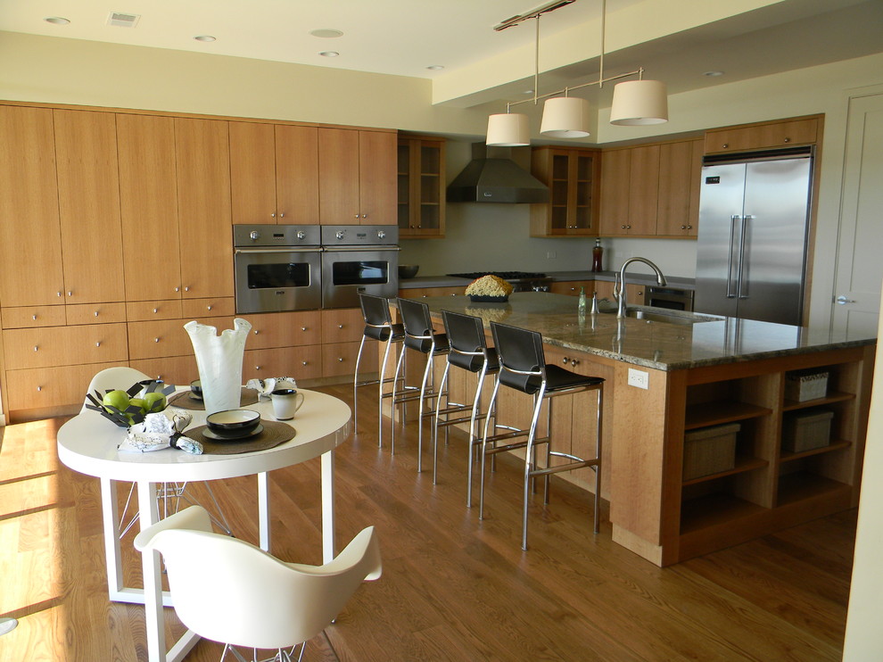 Photo of a contemporary l-shaped eat-in kitchen in Cincinnati.