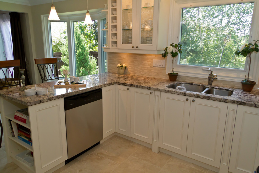 Kitchen - transitional kitchen idea in Toronto