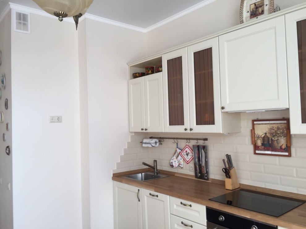 Светлая кухня из массива березки