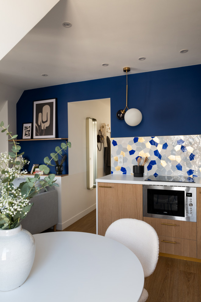 Idee per un soggiorno contemporaneo di medie dimensioni e stile loft con pareti blu, pavimento in legno massello medio, TV autoportante e pavimento marrone