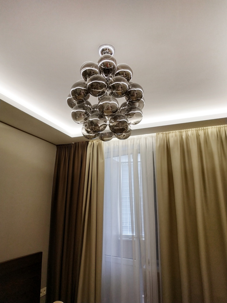 Потолочная люстра в спальне.