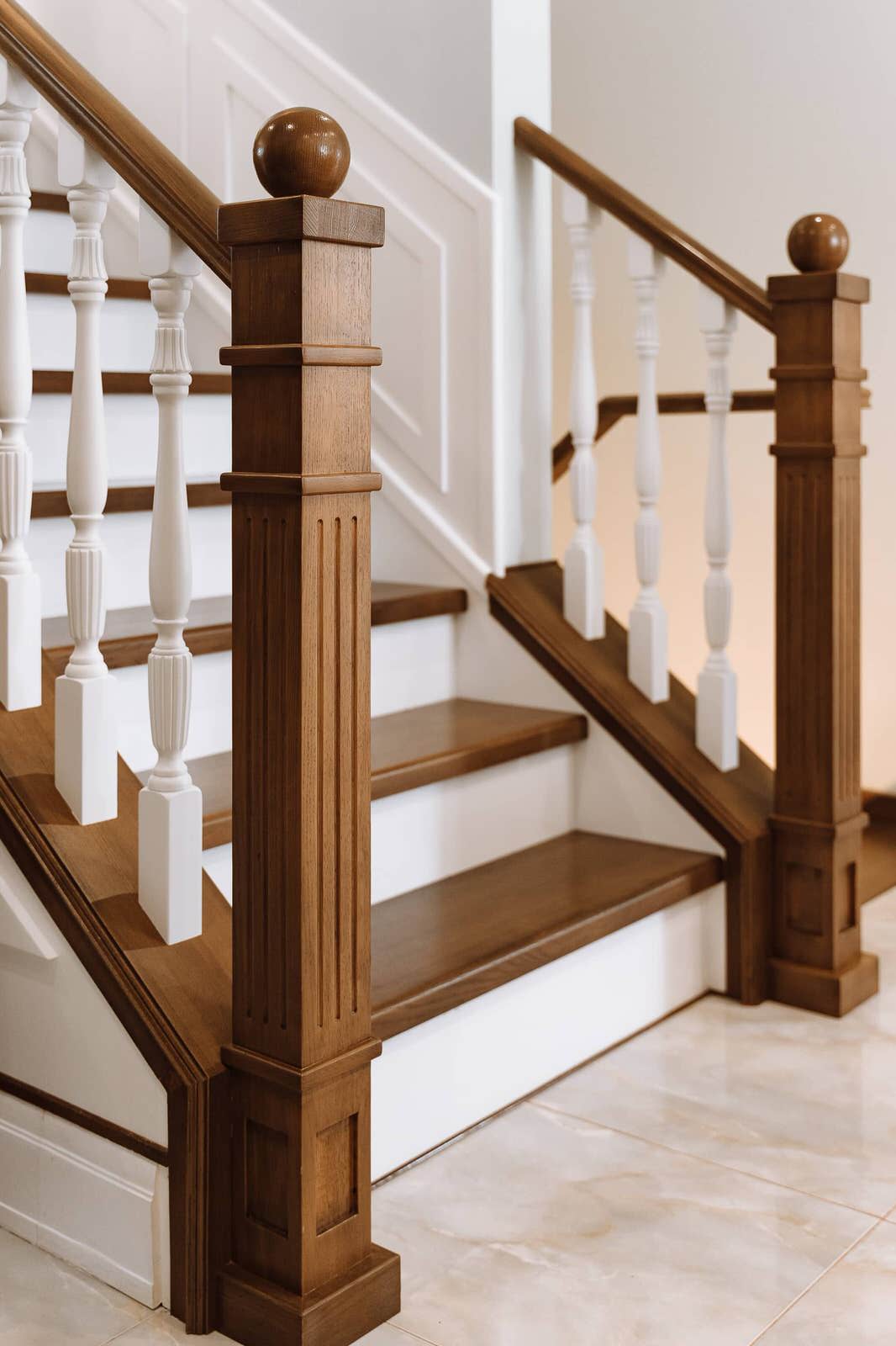 Проект 7 - Парадная дубовая лестница на второй этаж загородного дома