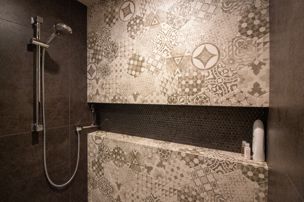 Contemporary Treehouse Guest Bathroom