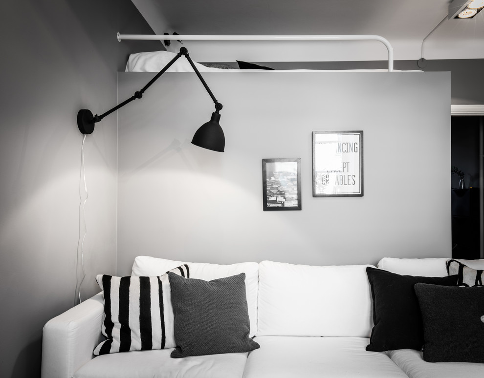 Idéer för små minimalistiska sovloft, med grå väggar, målat trägolv och vitt golv