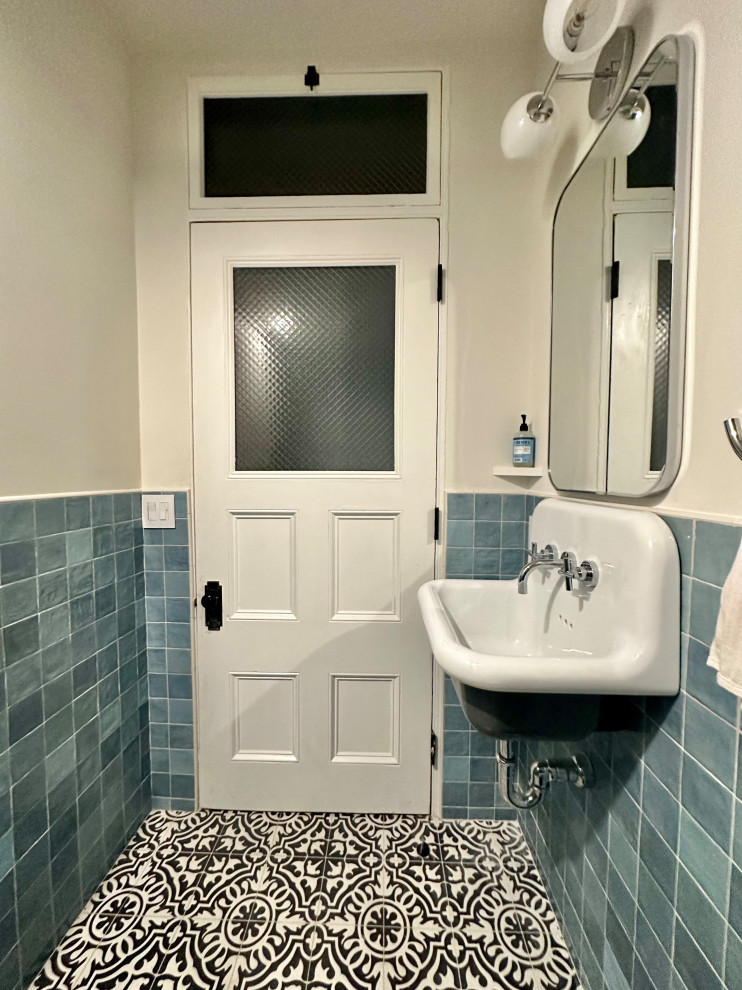 Стильный дизайн: маленькая ванная комната с душем в нише, инсталляцией, синей плиткой, керамической плиткой, полом из цементной плитки, душевой кабиной, подвесной раковиной, душем с распашными дверями и тумбой под одну раковину для на участке и в саду - последний тренд