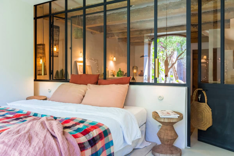マルセイユにある地中海スタイルのおしゃれな寝室のレイアウト