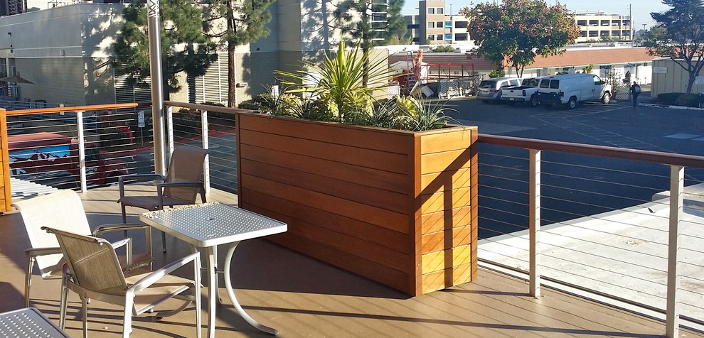 Example of a minimalist deck design in San Diego