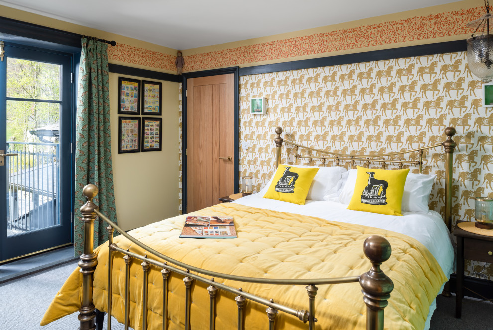 Источник вдохновения для домашнего уюта: гостевая спальня среднего размера, (комната для гостей) в стиле фьюжн с разноцветными стенами, ковровым покрытием и обоями на стенах