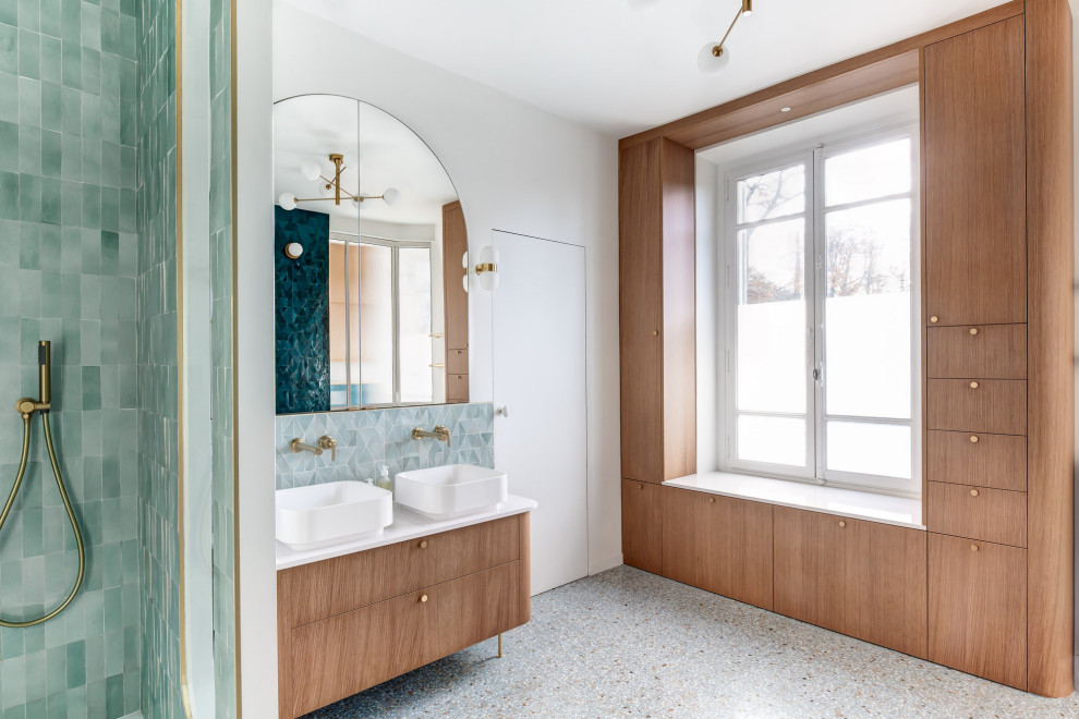 Ejemplo de cuarto de baño principal, doble, de pie y blanco y madera contemporáneo grande con puertas de armario marrones, bañera encastrada, ducha esquinera, baldosas y/o azulejos verdes, baldosas y/o azulejos en mosaico, paredes blancas, lavabo encastrado y encimeras blancas