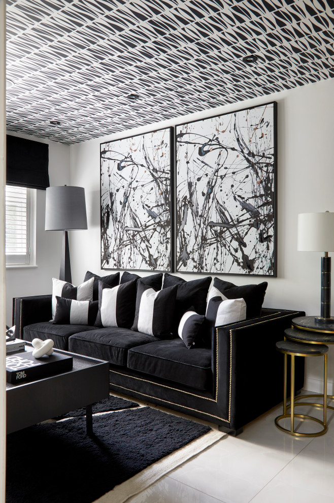 Ejemplo de salón gris y negro minimalista pequeño con paredes blancas, suelo de baldosas de porcelana, televisor colgado en la pared, suelo blanco, papel pintado y ladrillo