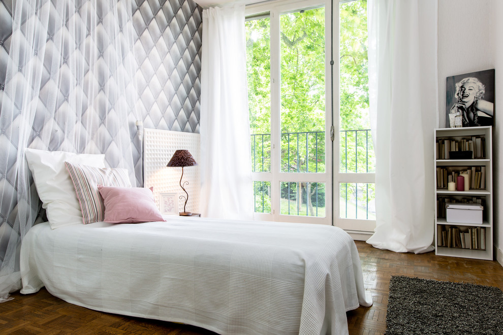 Exemple d'une chambre d'amis tendance de taille moyenne avec parquet foncé.