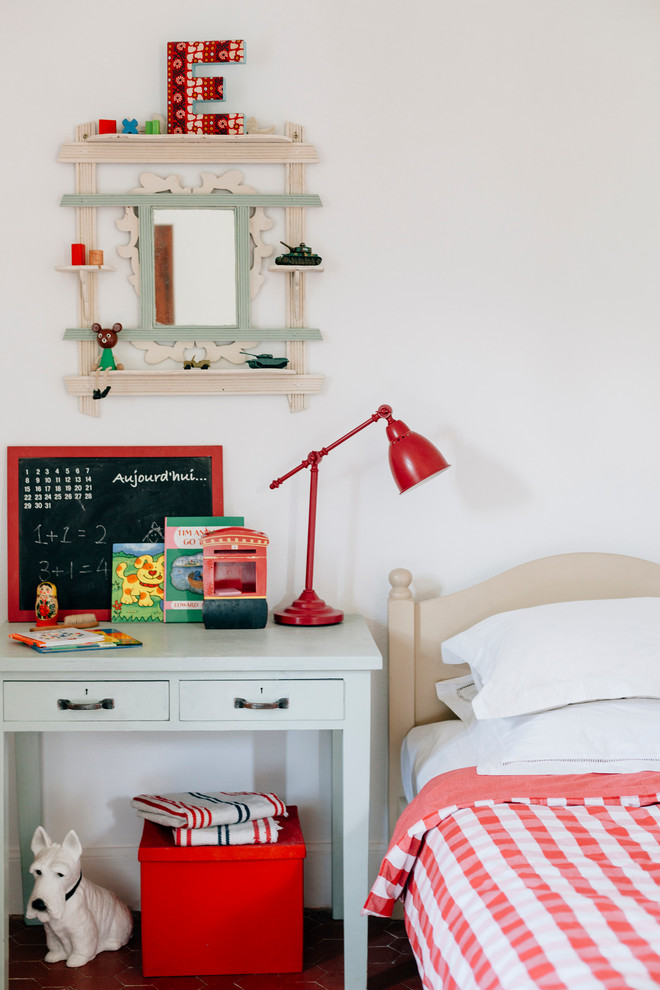 This is an example of a mid-sized eclectic gender-neutral kids' bedroom for kids 4-10 years old in Toulouse with white walls.