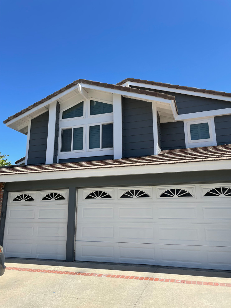 Blue house in Orange, California Traditional Orange County by DK