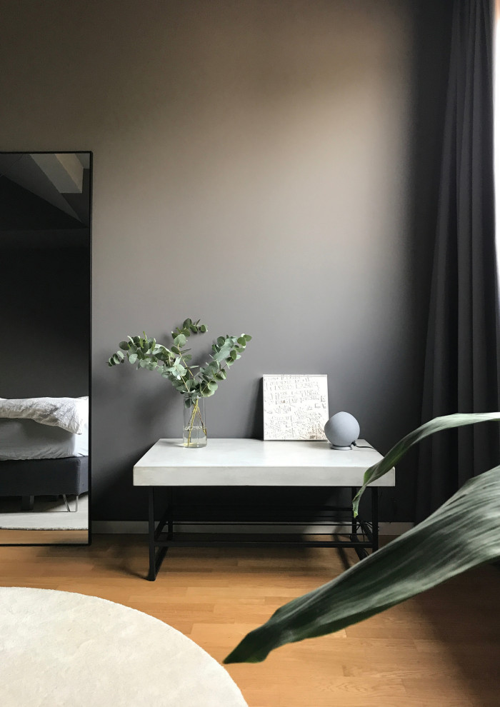 Mittelgroßes Retro Hauptschlafzimmer mit grauer Wandfarbe und hellem Holzboden in Berlin