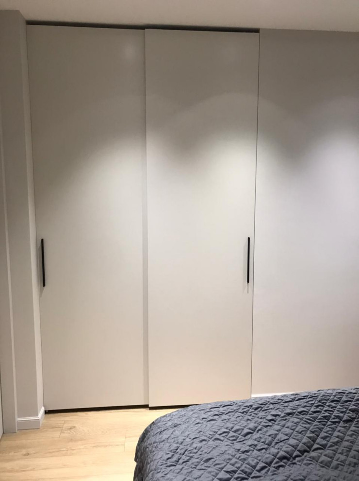 Встроенный шкаф с раздвижными створками