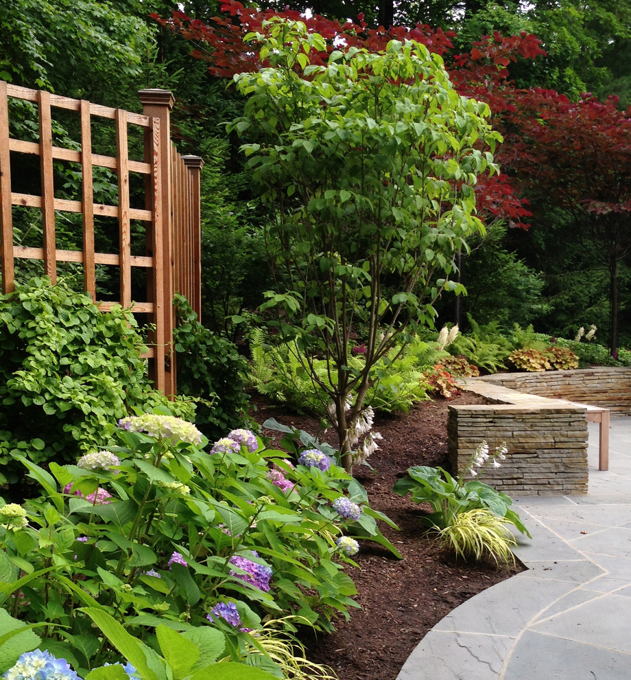 Traditional backyard shaded garden in Cincinnati with natural stone pavers.
