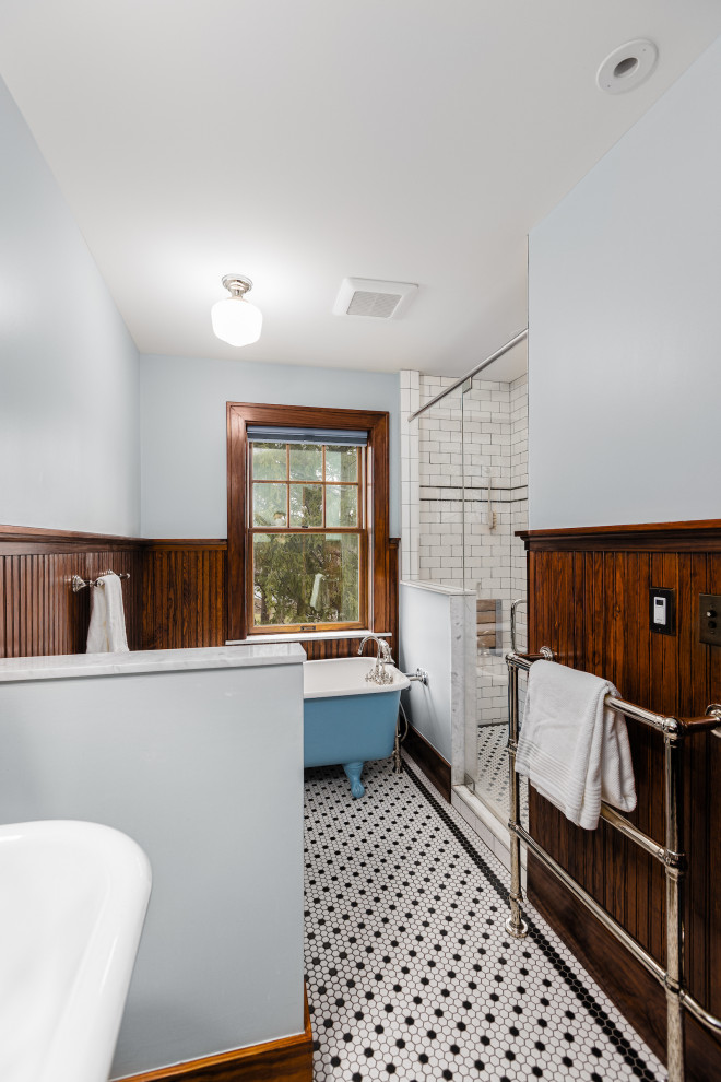 Modelo de cuarto de baño principal, único y flotante clásico de tamaño medio con bañera con patas, baldosas y/o azulejos blancos, lavabo de seno grande, ducha con puerta con bisagras y panelado