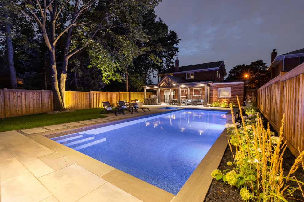 Idee per una grande piscina classica rettangolare dietro casa con paesaggistica bordo piscina e pavimentazioni in cemento
