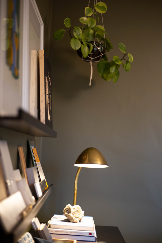 Idéer för ett litet eklektiskt arbetsrum, med gröna väggar, mörkt trägolv, ett fristående skrivbord och brunt golv