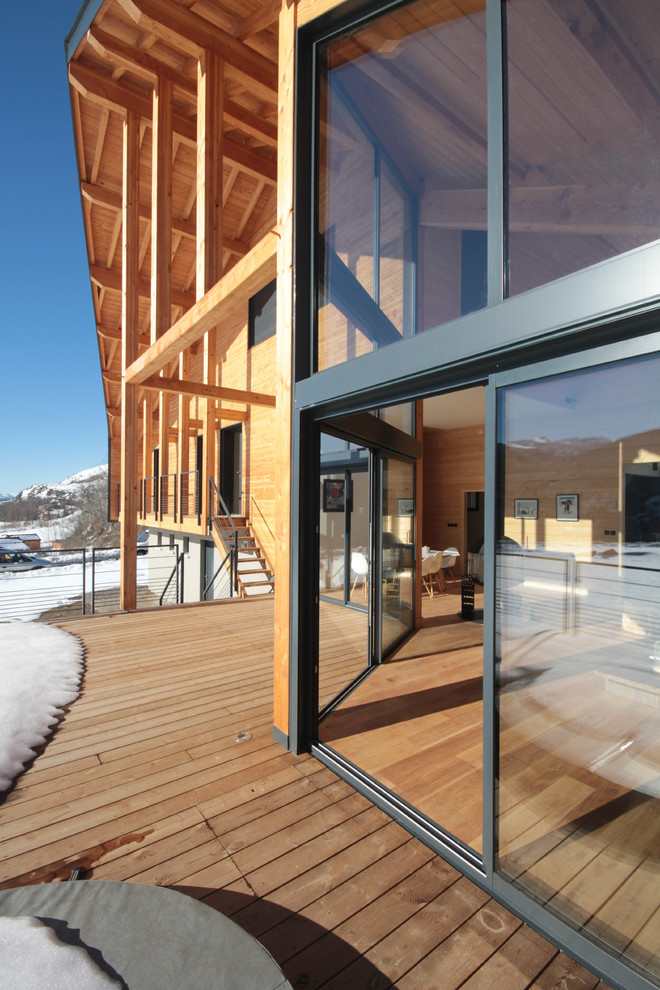 Inspiration pour une grande terrasse chalet.