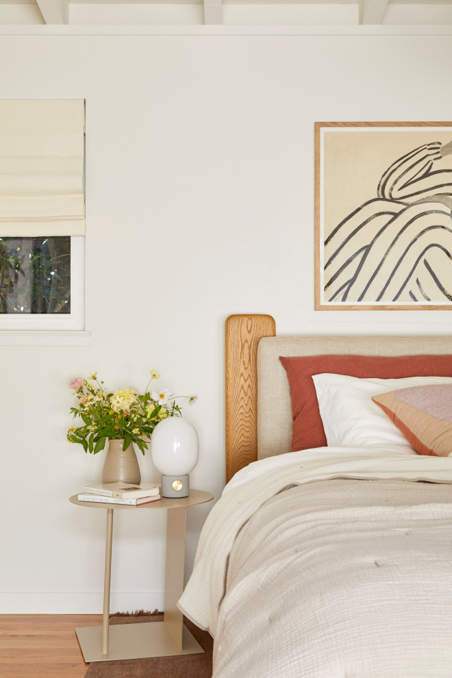 На фото: хозяйская спальня среднего размера в стиле ретро с белыми стенами, паркетным полом среднего тона, коричневым полом и балками на потолке