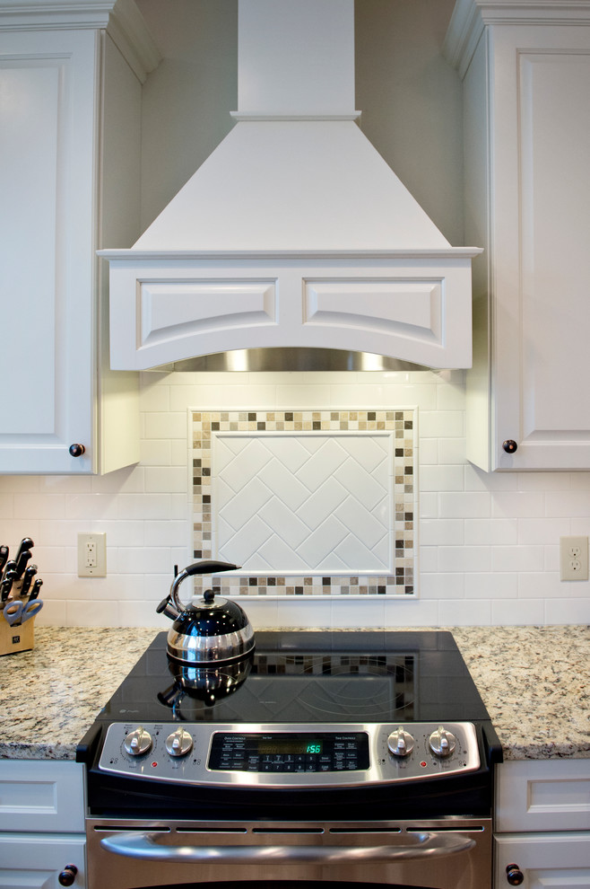 Kitchen - traditional kitchen idea in Cleveland