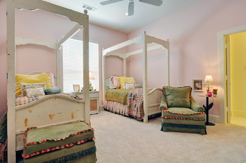 Transitional home design photo in Dallas