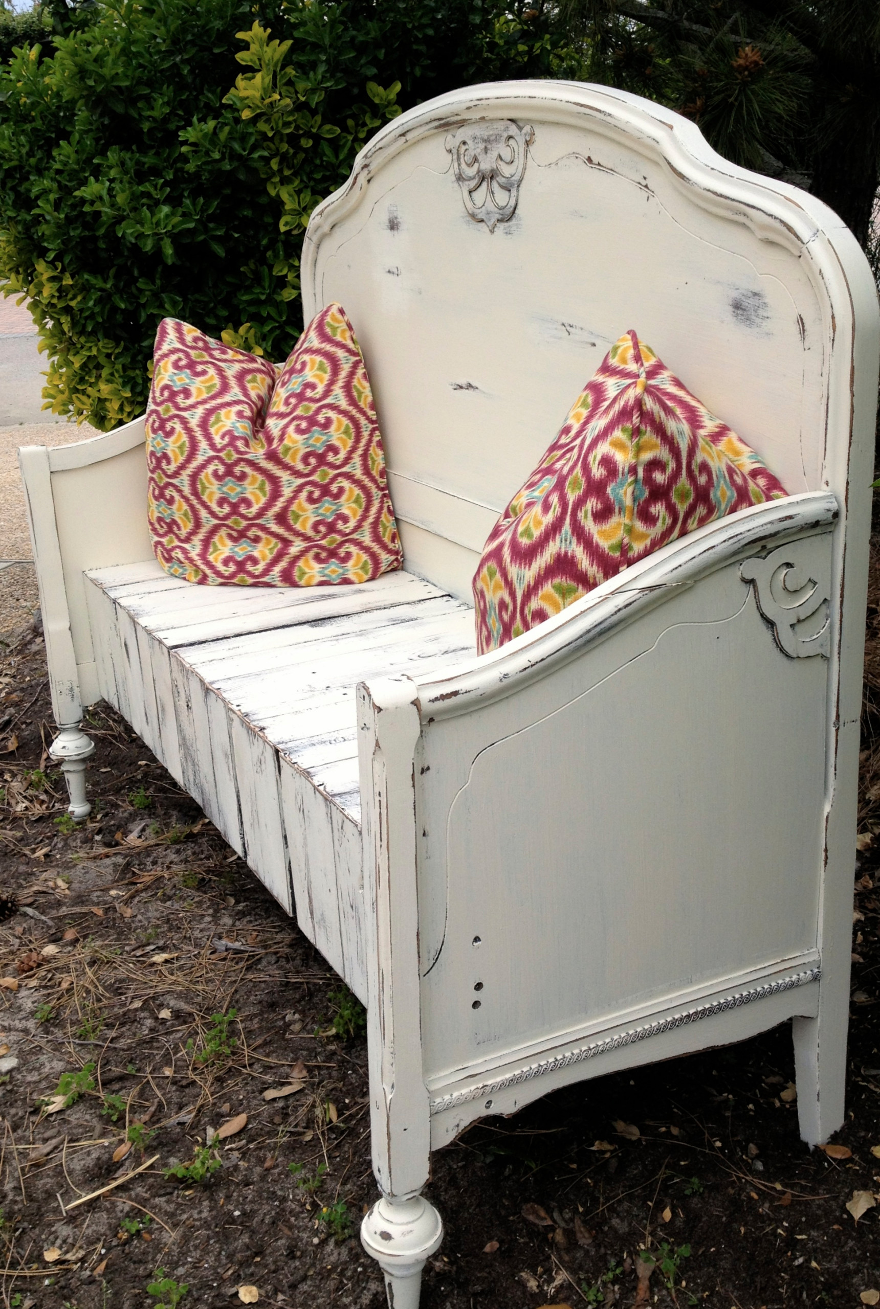 Repurposed vintage bed into a mudroom bench - Shabby-chic Style