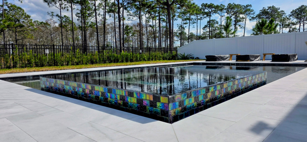 St. Cloud pool with overflow perimeter spa and sun shelf