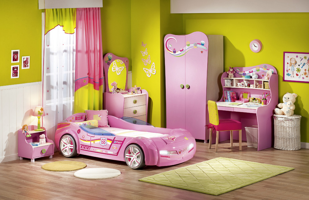 Inspiration for a modern girl kids' room remodel in Miami