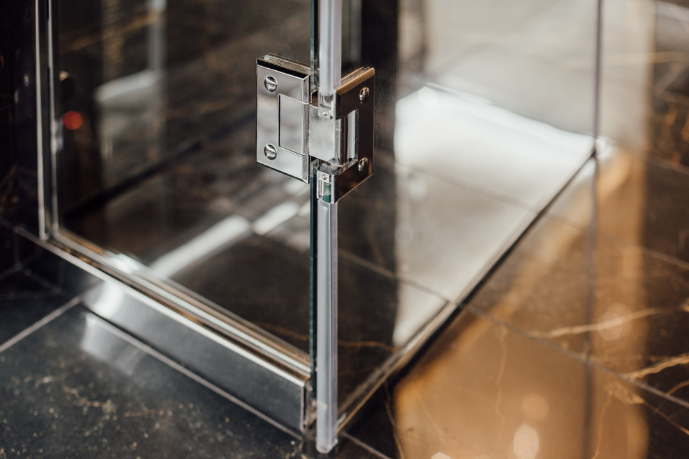 Стеклянная группа в хамаме.