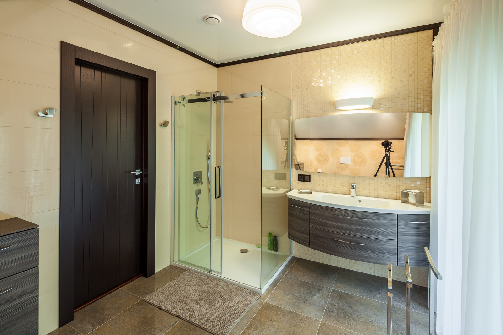 Интерьер трехэтажного загородного дома в Нижегородской области