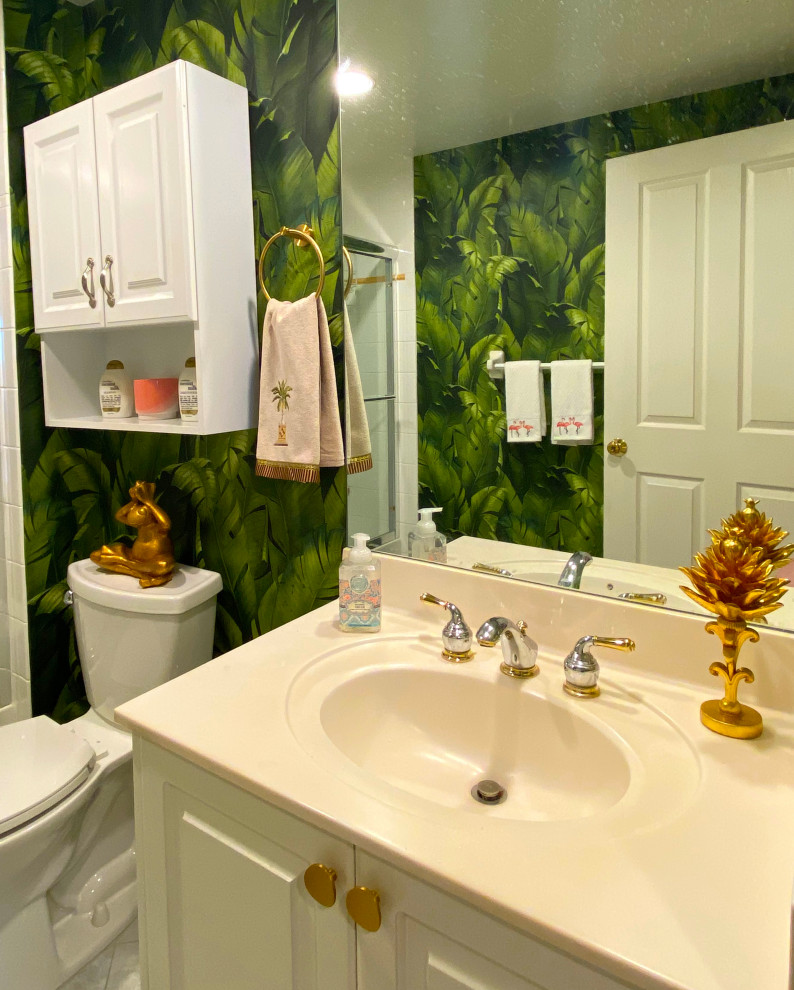 Immagine di una piccola stanza da bagno con doccia tropicale con un lavabo e carta da parati