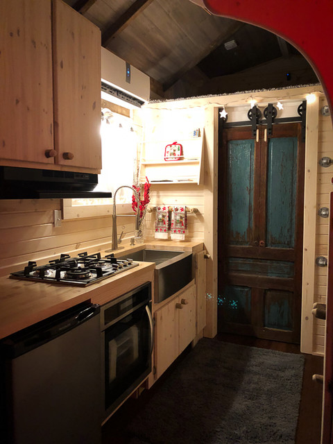 The Nest Tiny Home rustikal-kueche