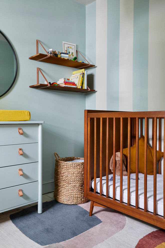 Свежая идея для дизайна: маленькая нейтральная комната для малыша в стиле ретро с зелеными стенами, деревянным полом и белым полом для на участке и в саду - отличное фото интерьера