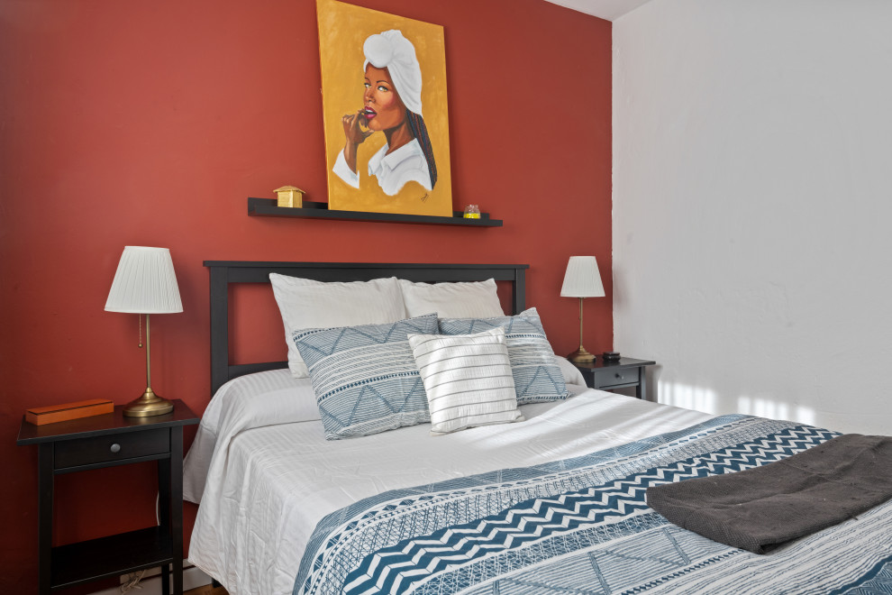 Foto de dormitorio principal tradicional renovado de tamaño medio con paredes rojas