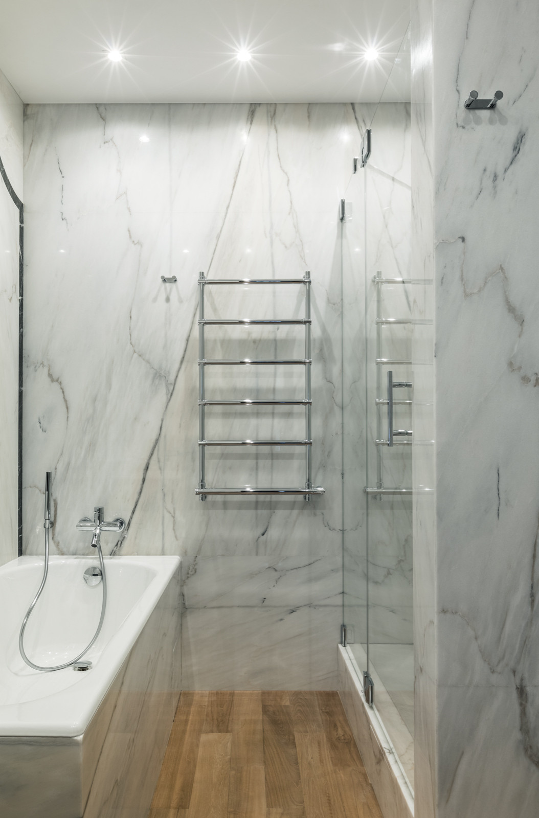 Яркая квартира с элементами из латуни