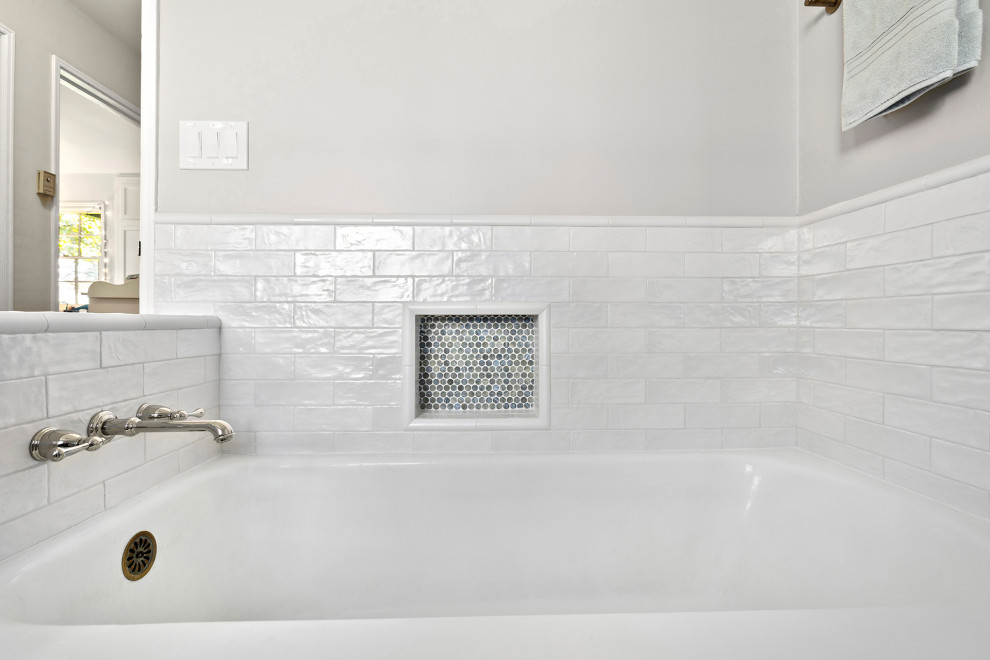 Свежая идея для дизайна: главная ванная комната среднего размера в современном стиле с плоскими фасадами, коричневыми фасадами, ванной в нише, угловым душем, раздельным унитазом, белой плиткой, цементной плиткой, серыми стенами, полом из цементной плитки, накладной раковиной, столешницей из искусственного кварца, серым полом, душем с распашными дверями, белой столешницей, нишей, тумбой под одну раковину и встроенной тумбой - отличное фото интерьера
