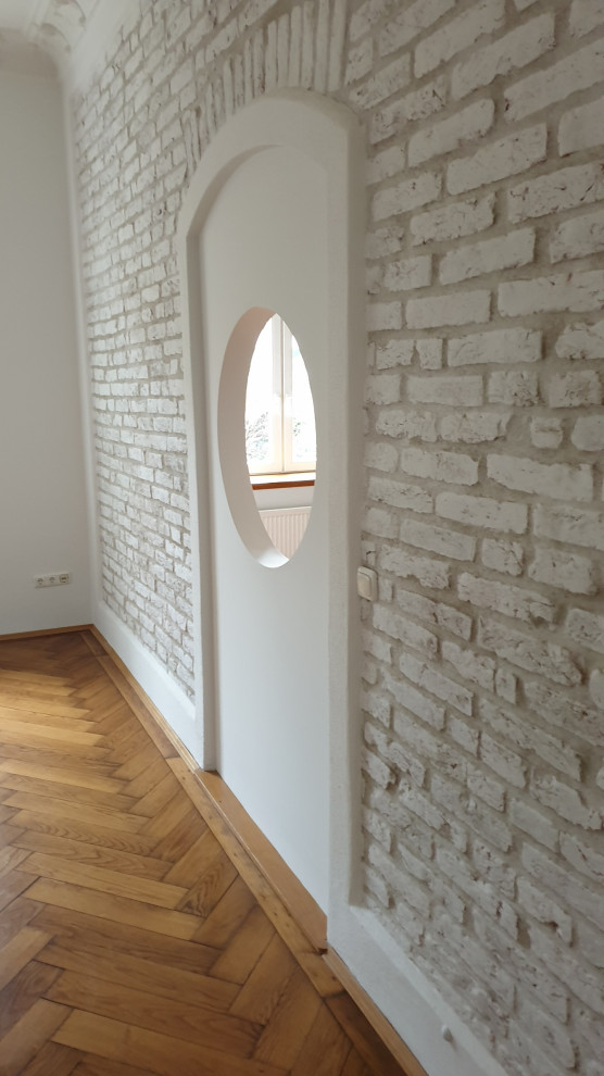 Idee per un ufficio nordico di medie dimensioni con pareti bianche, pavimento in legno verniciato e pareti in mattoni