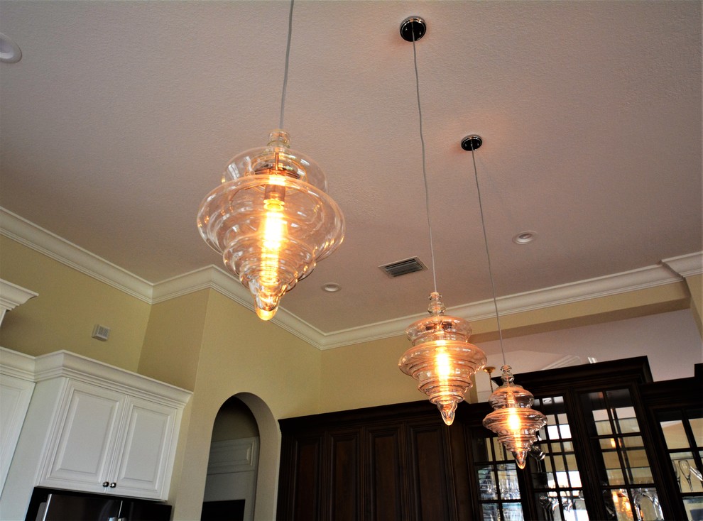 Kitchen - transitional kitchen idea in Miami