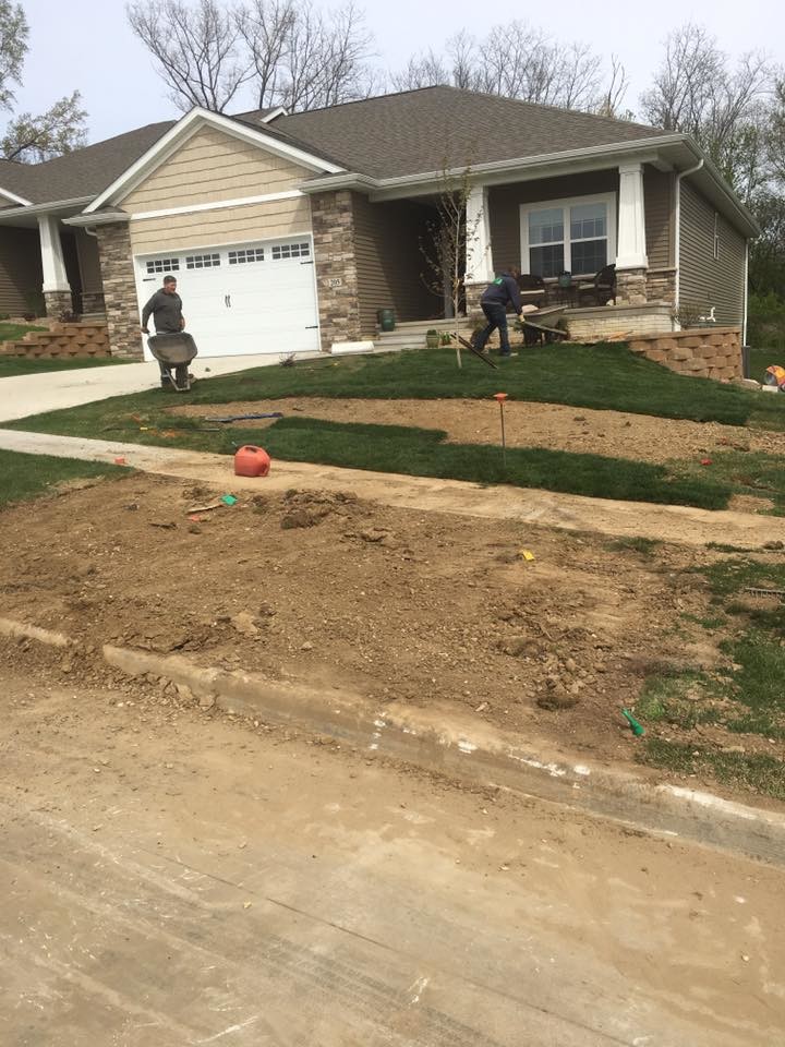 Inspiration for a front yard landscaping in Cedar Rapids.