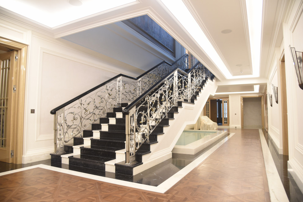 Центральная лестница в доме