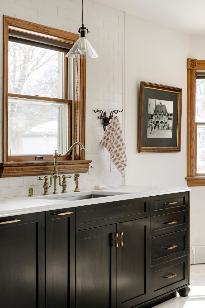 Foto på ett stort vintage vit kök, med en undermonterad diskho, skåp i shakerstil, svarta skåp, marmorbänkskiva, vitt stänkskydd, stänkskydd i tunnelbanekakel, färgglada vitvaror, marmorgolv och beiget golv