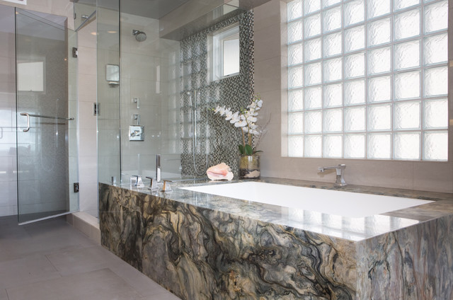 Newport Beach Custom Home modern-badezimmer