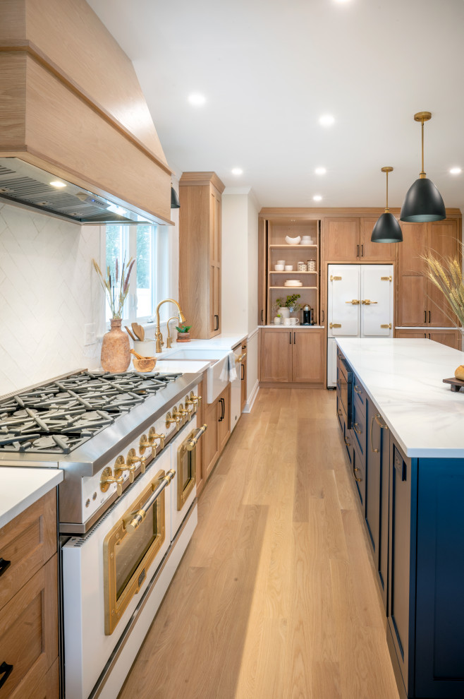 Vintage in Dark Blue and White Oak