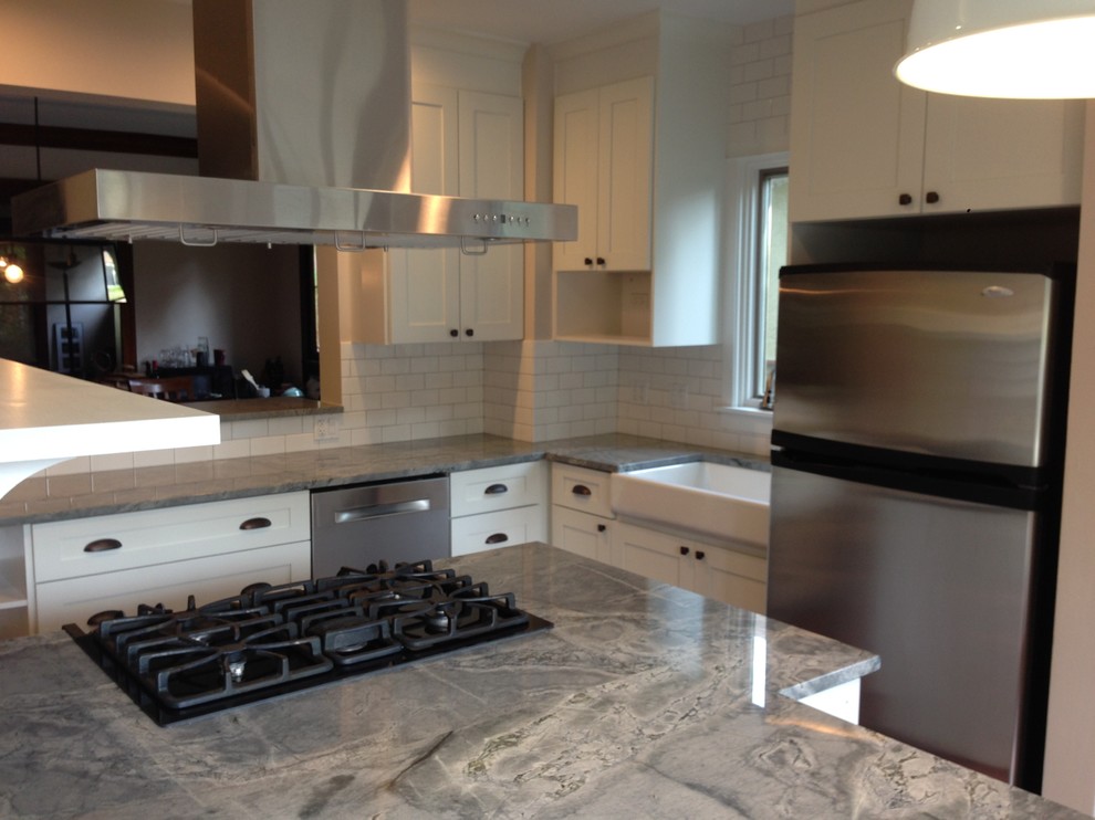 Example of a transitional kitchen design in Chicago