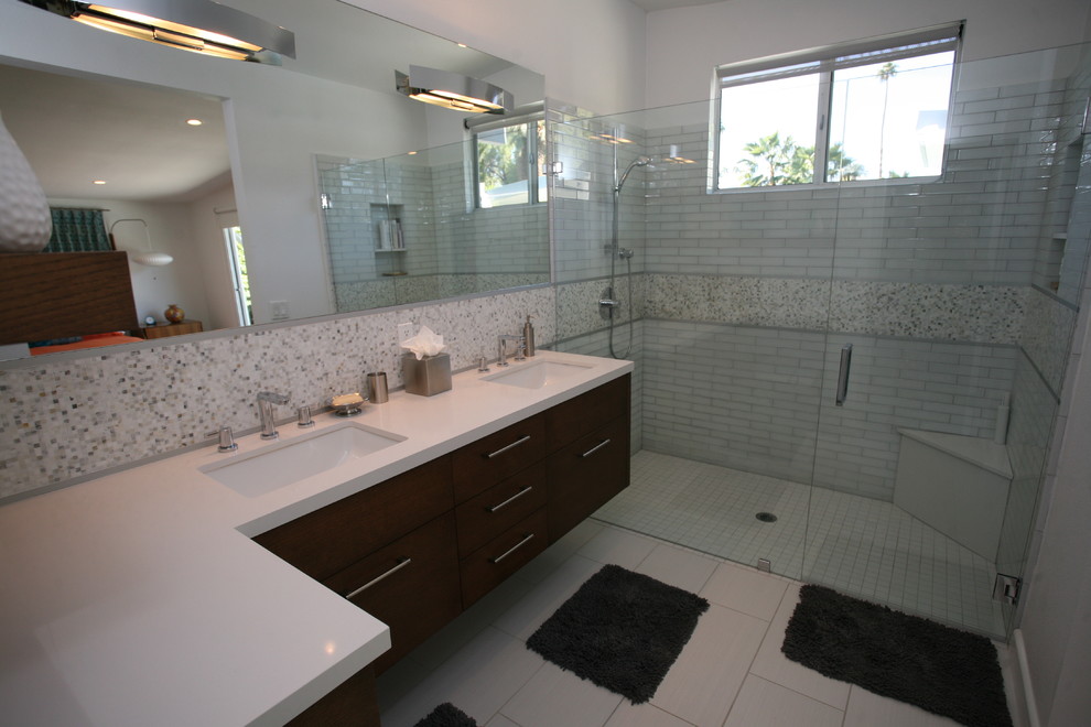 Design ideas for a modern bathroom in Orange County.