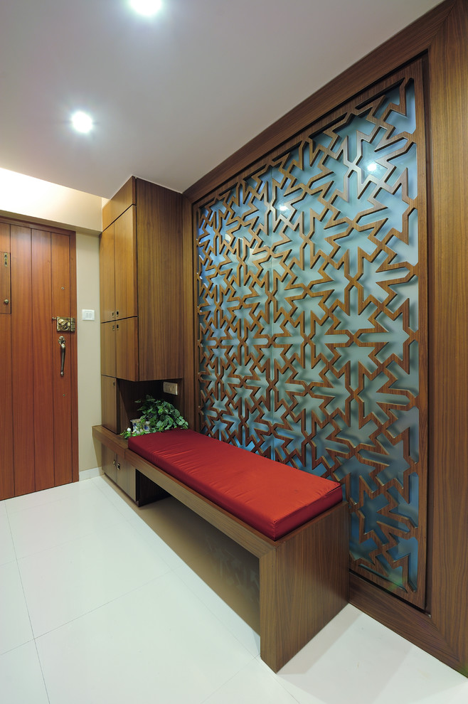Design ideas for a contemporary entryway in Mumbai.