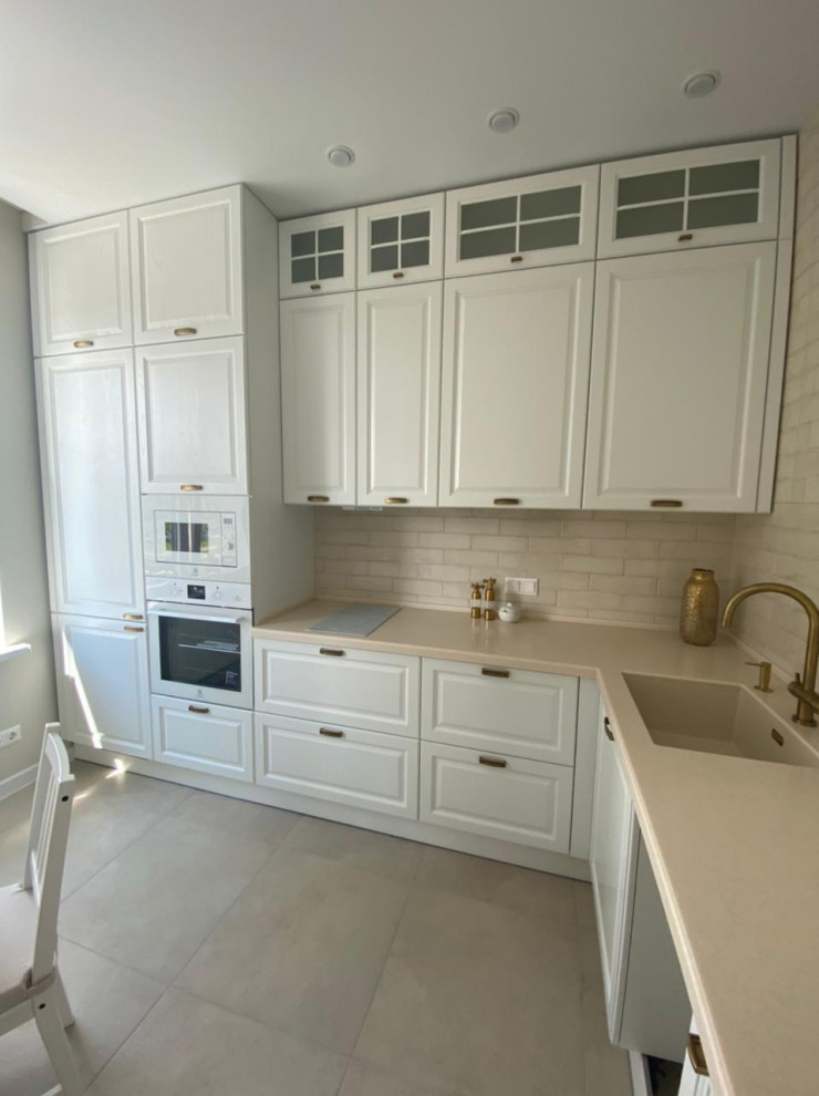 Mid-sized elegant l-shaped eat-in kitchen photo in Moscow with no island
