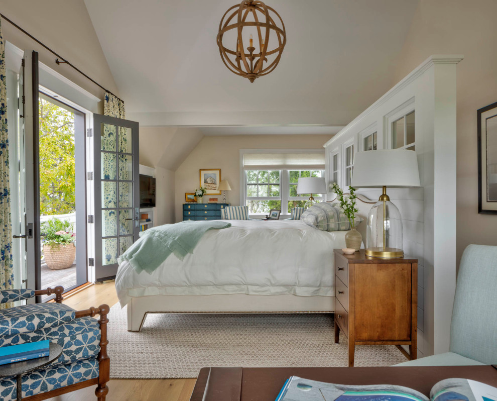 На фото: хозяйская спальня среднего размера в морском стиле с бежевыми стенами, светлым паркетным полом и коричневым полом с